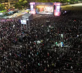 Show do Zeca Pagodinho reúne milhares de pessoas em Niterói