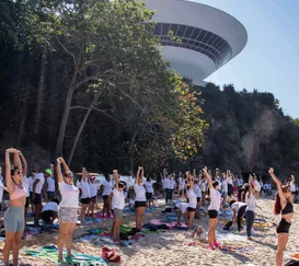 Yoga de graça na Praia da Boa Viagem, em Niterói, para começar 2026