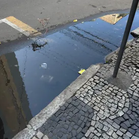 Água parada transforma rua de Niterói em verdadeiro córrego