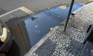 Imagem ilustrativa da imagem Água parada transforma rua de Niterói em verdadeiro córrego