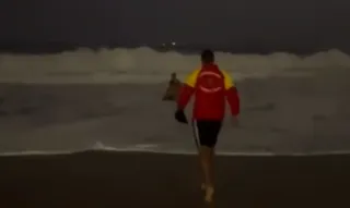 Imagem ilustrativa da imagem Por que não se deve entrar no mar à noite? Entenda