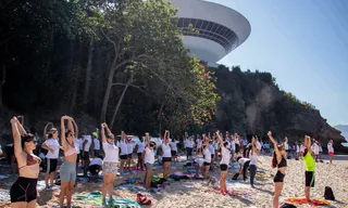 Imagem ilustrativa da imagem Yoga de graça na Praia da Boa Viagem, em Niterói, para começar 2026