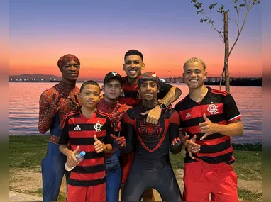 Imagem ilustrativa da imagem Quem são os 'homens-aranhas' que estão divertindo nas ruas de Niterói