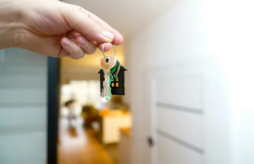 Corretora de imóveis que aplicava golpes em Niterói é presa