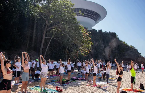 Yoga de graça na Praia da Boa Viagem, em Niterói, para começar 2026