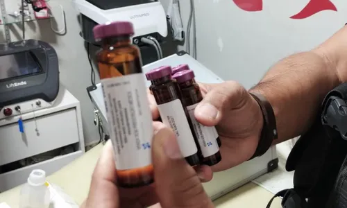 Foram encontrados medicamentos vencidos e produtos armazenados de forma incorreta