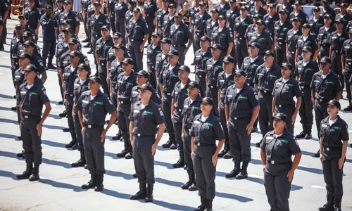 Conforme a Lei Federal nº 12.705/2012, a altura mínima para ingresso nas forças de segurança passa a ser de 1,60m para homens e 1,55m para mulheres