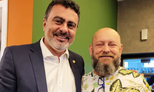 A honraria concedida pelo parlamento, através do deputado estadual Vitor Junior ao professor e escritor Luiz Antonio Simas