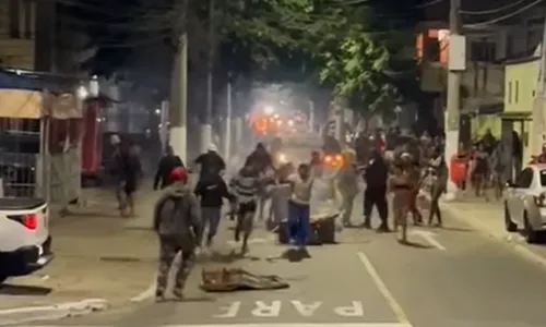 Manifestantes fecharam a Rua Tenente Osório, no Fonseca