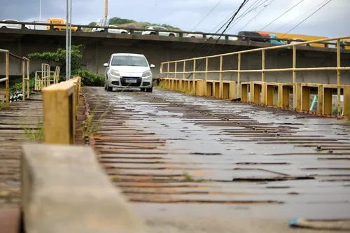 Motoristas em risco durante a travessia pela ponte
