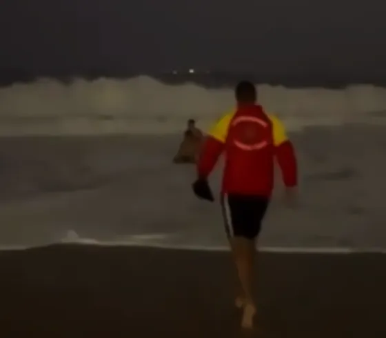 Por que não se deve entrar no mar à noite? Entenda