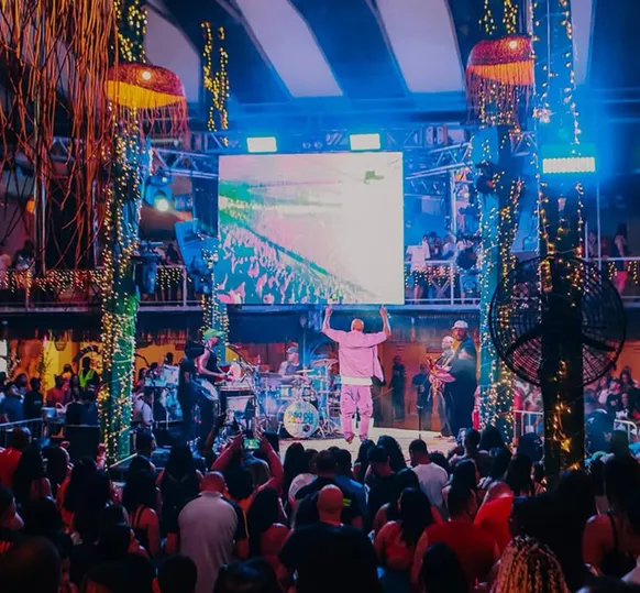Bloco Seremos Felizes anima tarde de pagode ao lado do Mercado Municipal de Niterói