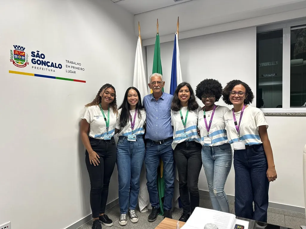 O prefeito Capitão Nelson conheceu alunas e o projeto por elas desenvolvido