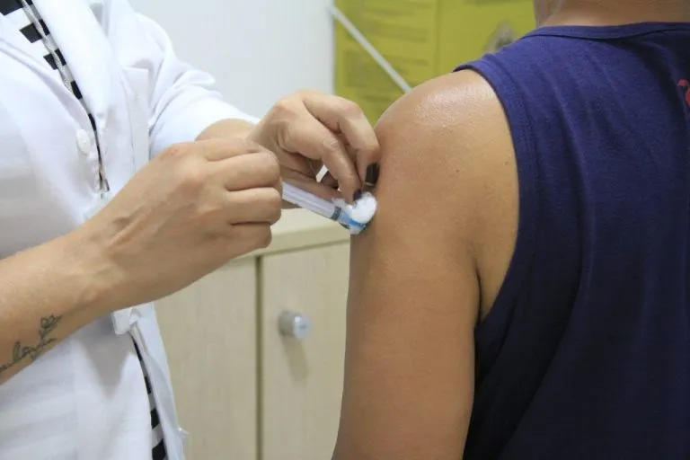 Vacinas estão disponíveis em 60 postos para população acima de 12 anos