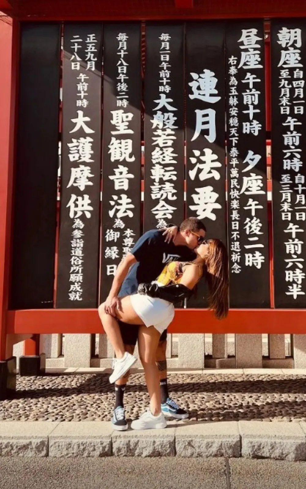 Lexa e seu noivo postam viagem romântica para o Japão