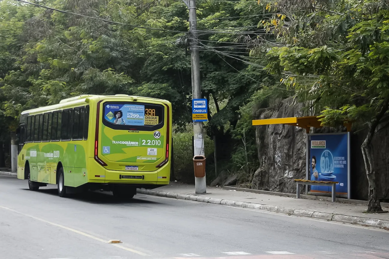 Ponto de ônibus fica na entrada do bairro, na Avenida Almirante Tamandaré