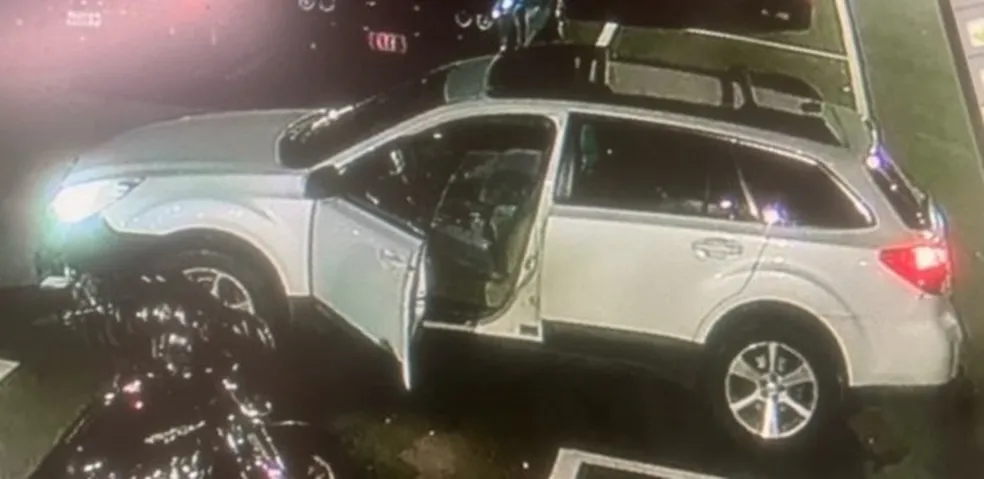Um carro branco foi encontrado e pode ter sido usado pelo atirador