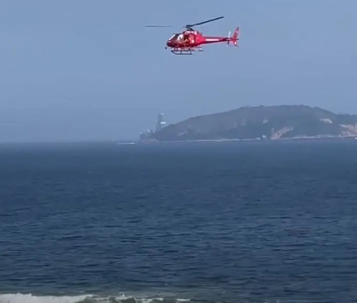Homem foi retirado do mar com ajuda de jet-ski e helicóptero