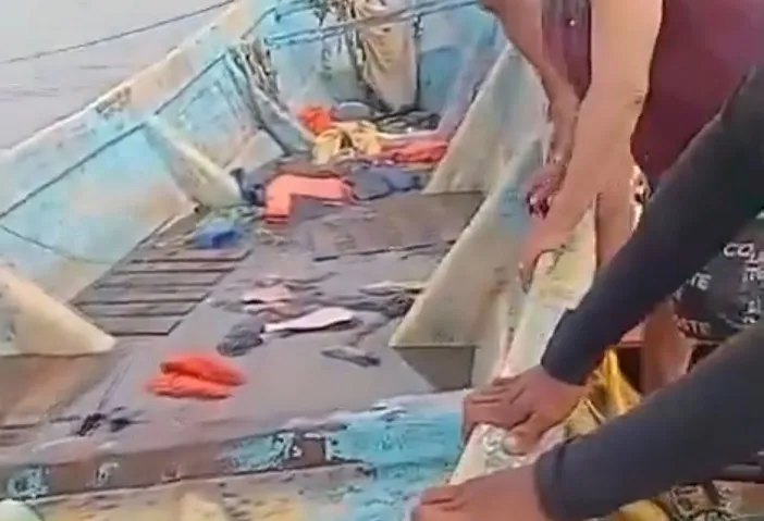 Barco foi encontrado por pescadores locais
