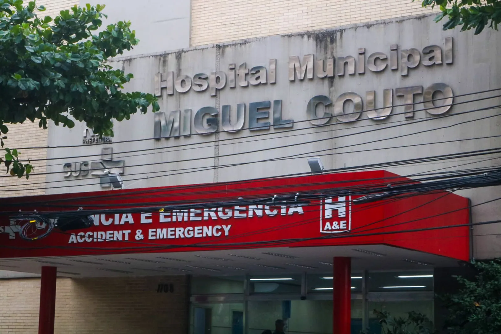 A criança está internada no Hospital Municipal Miguel Couto em estado grave