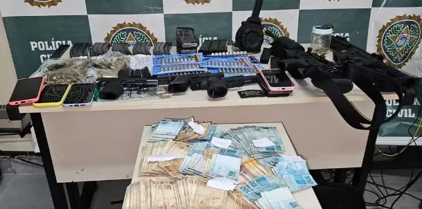 Armas, munições, celulares, computadores e dinheiro foram apreendidos pela Polícia Civil