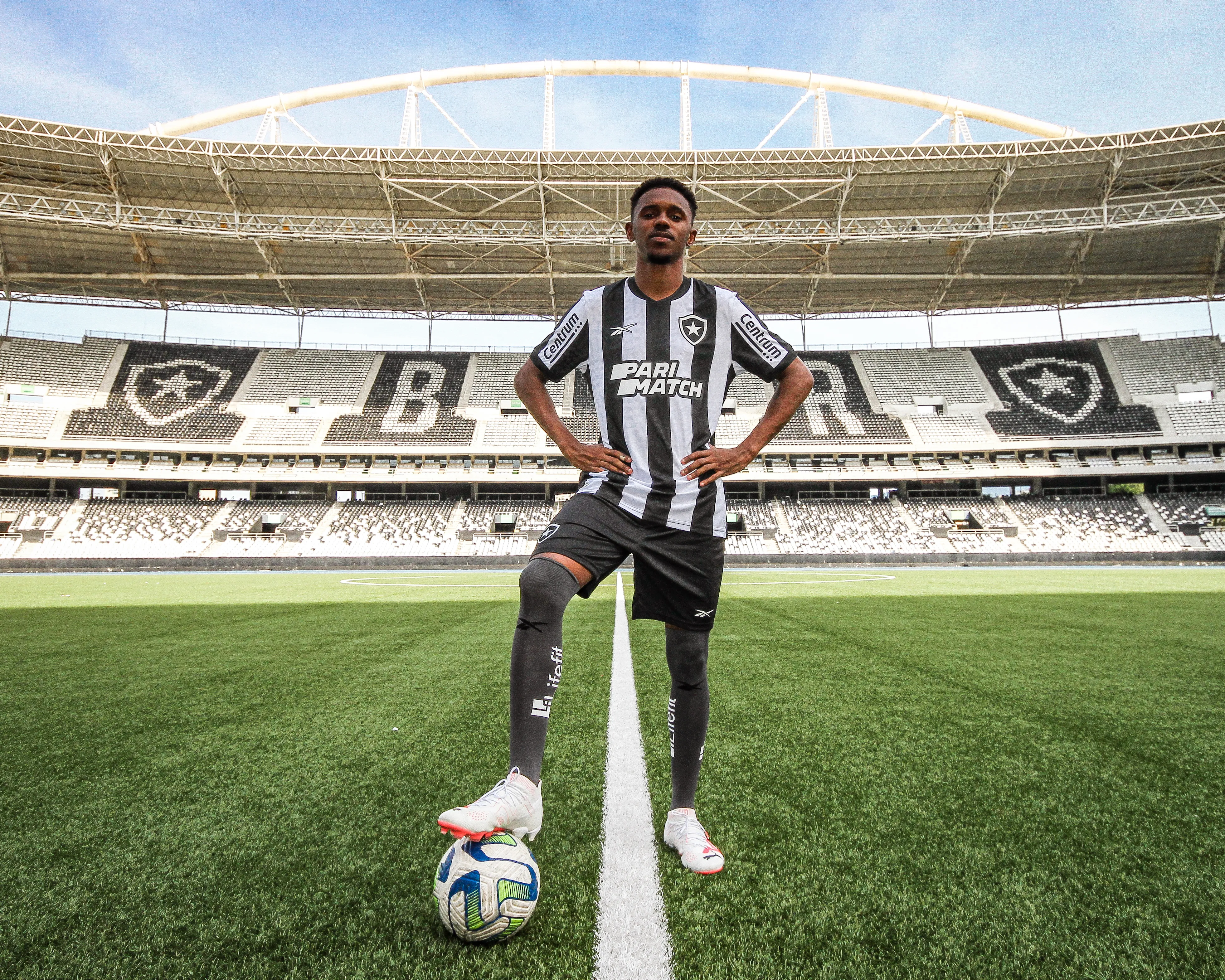 Jeffinho está de volta ao Botafogo após passagem pelo Lyon, da França