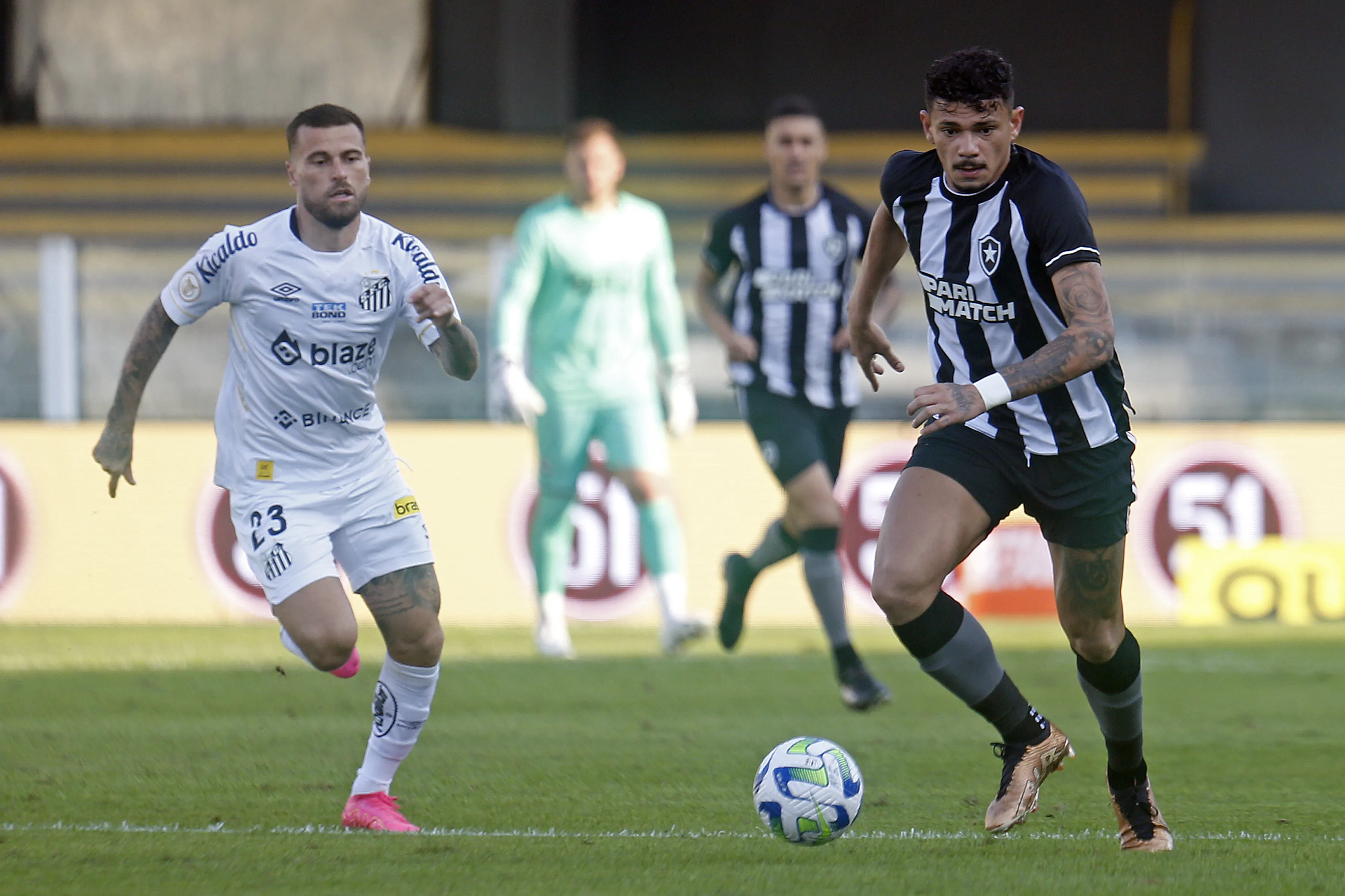 Botafogo pode não ter lateral-esquerdo para enfrentar o Santos