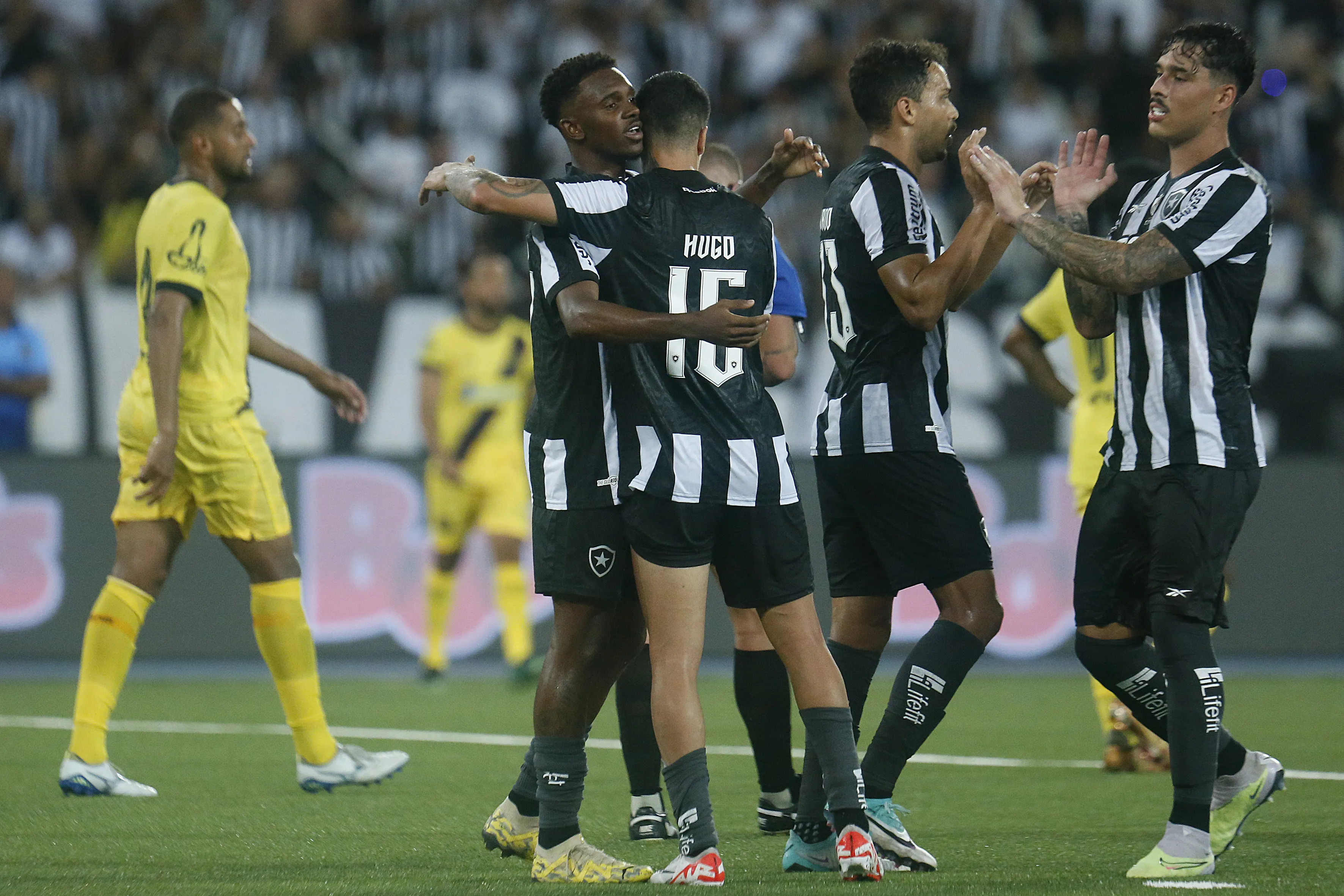Jeffinho, reestreando com a camisa do Botafogo, marcou o gol da vitória