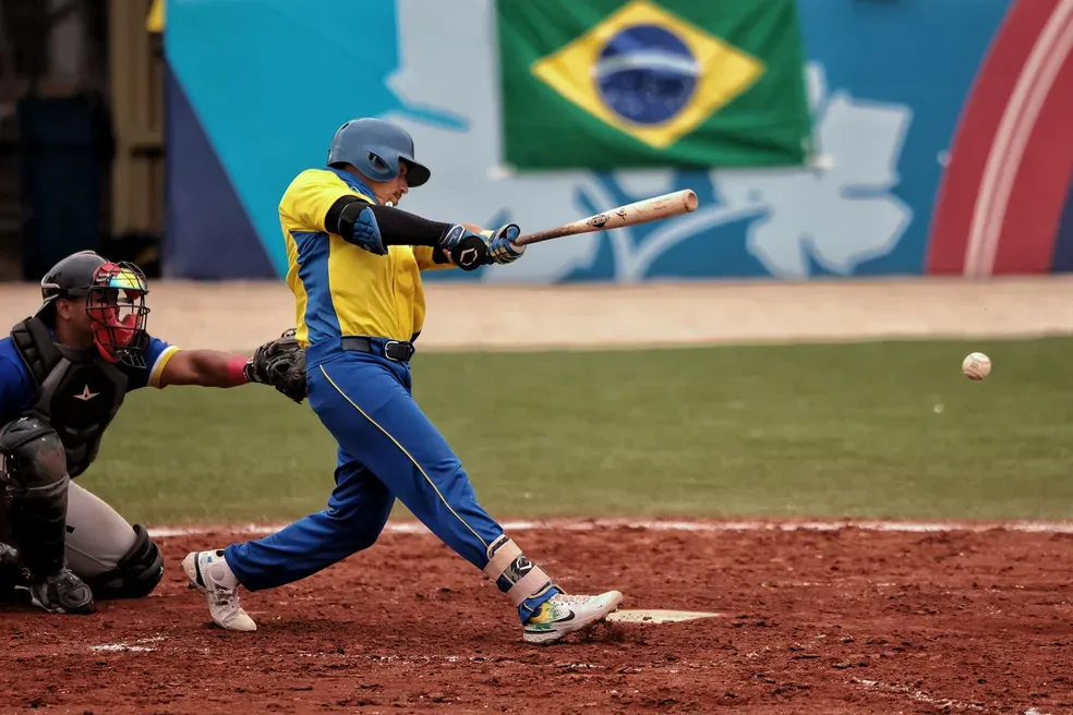 Imagem ilustrativa da imagem Brasil perde para Colômbia, mas ganha prata inédita no beisebol