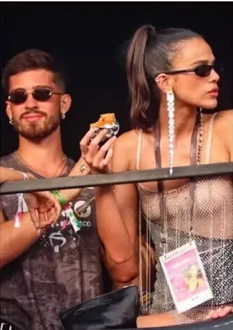Bruna Marquezine e João Guilherme são vistos juntos em festival de música.