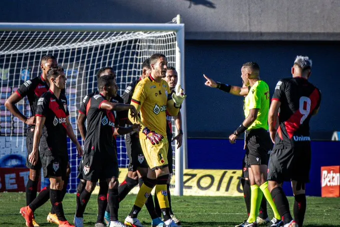 Atlético-GO reclamou bastante das decisões do árbitro na partida