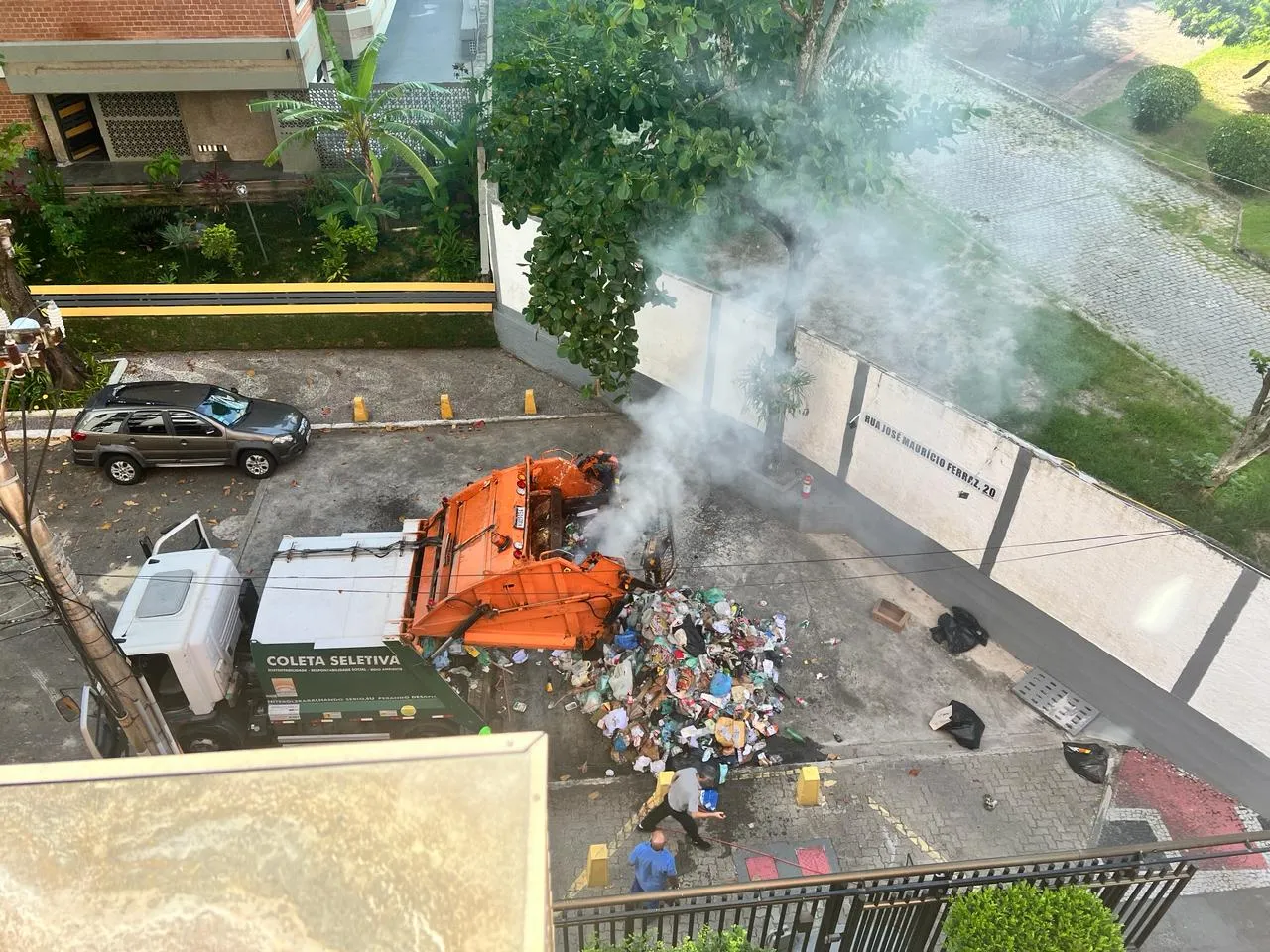 Segundo a Prefeitura de Niterói, o veículo estava realizando a compactação de resíduos