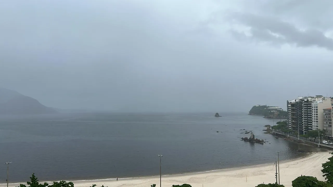 Nuvens carregadas tomam conta da paisagem na Praia de Icaraí