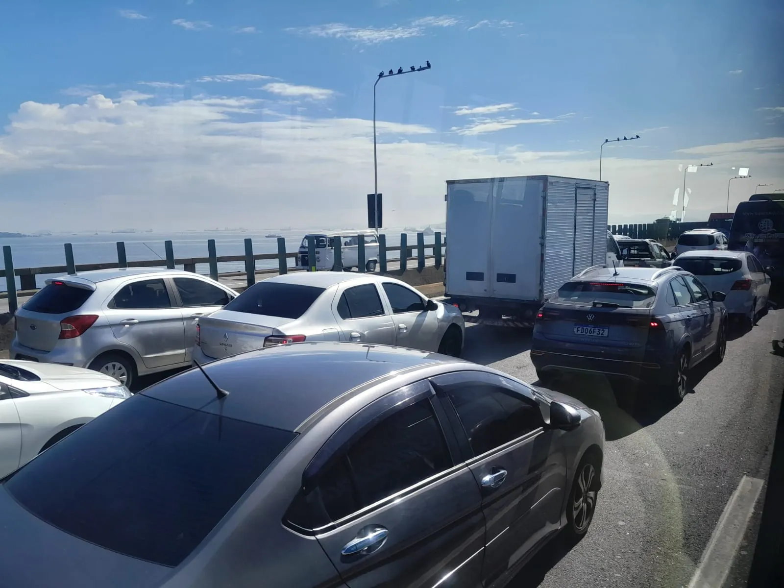Imagem ilustrativa da imagem Colisão entre carro e caminhão deixa um ferido na Ponte Rio-Niterói