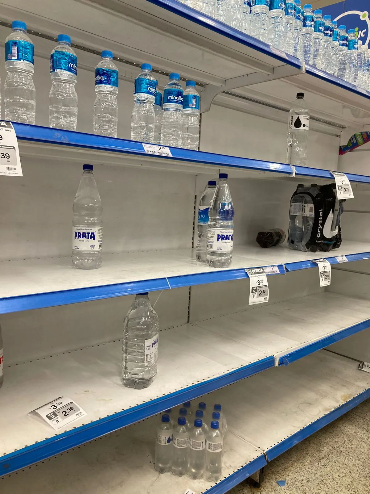 Prateleiras de alguns supermercados em Niteói já se encontram praticamente vazias