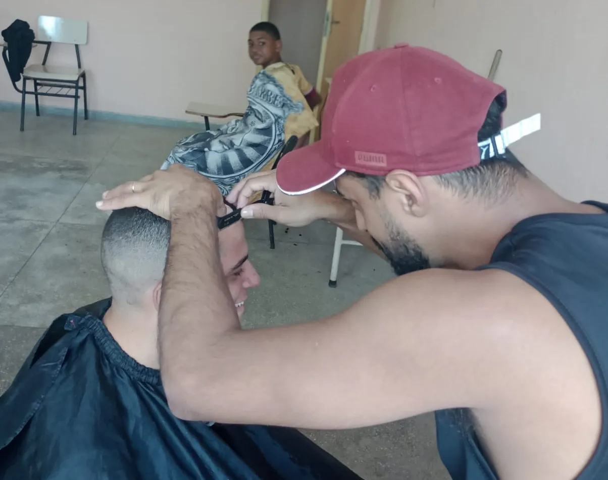 O curso de barbeiro visa promover a autonomia financeira dessas pessoas