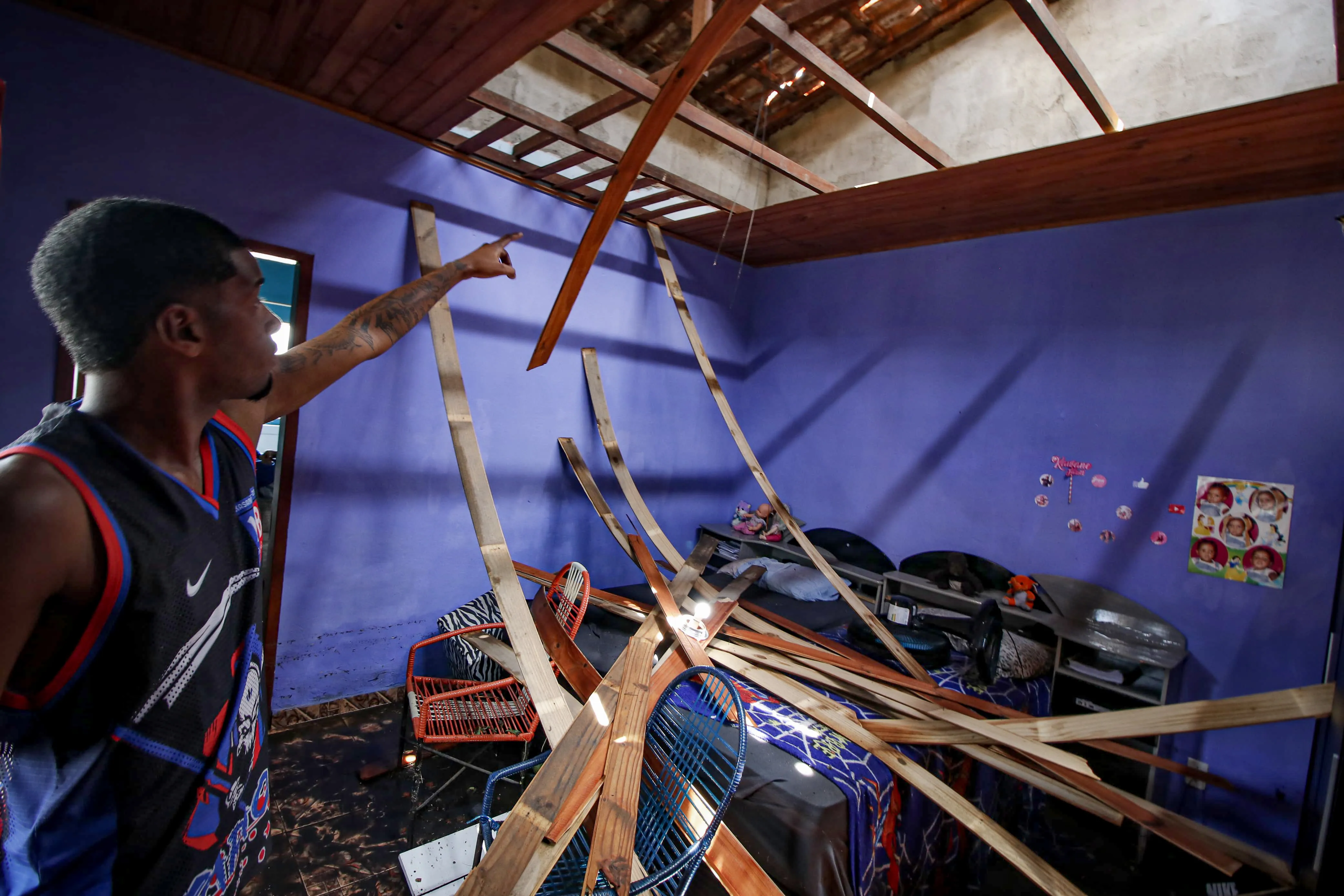 Vitor Moisés teve a casa destruída com o rompimento da adutora