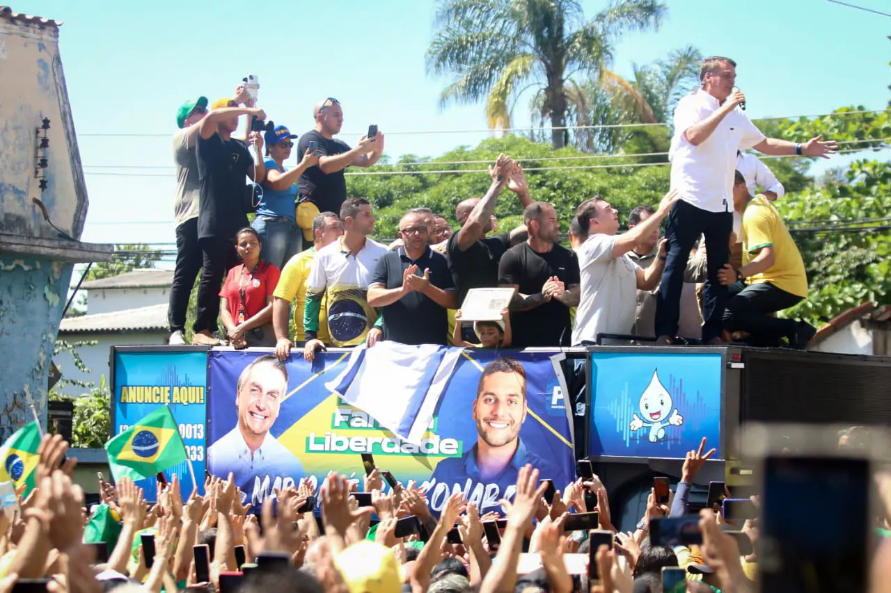 Bolsonaro discursa para multidão em Maricá
