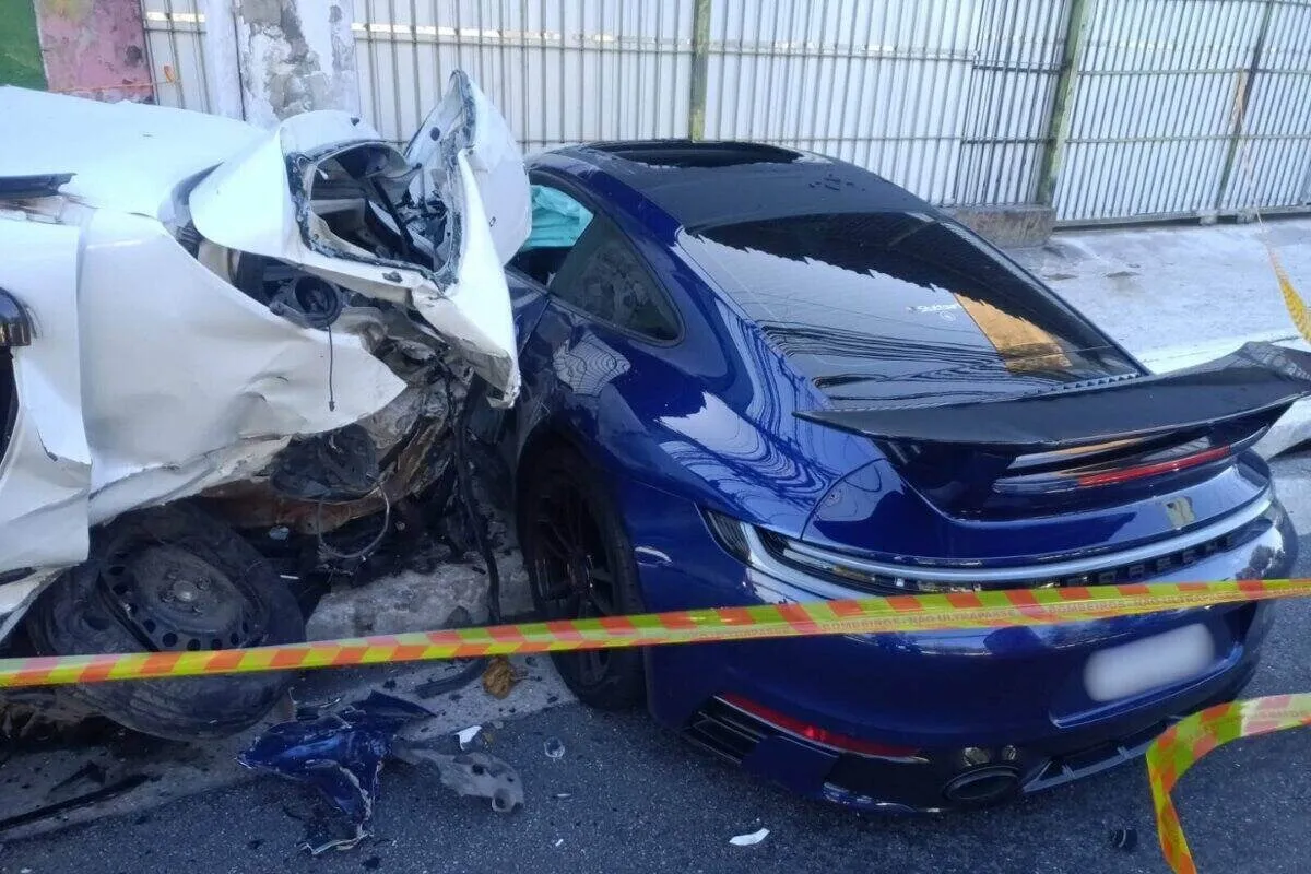 Empresário provoca acidente, mata um e abandona Porsche no local.