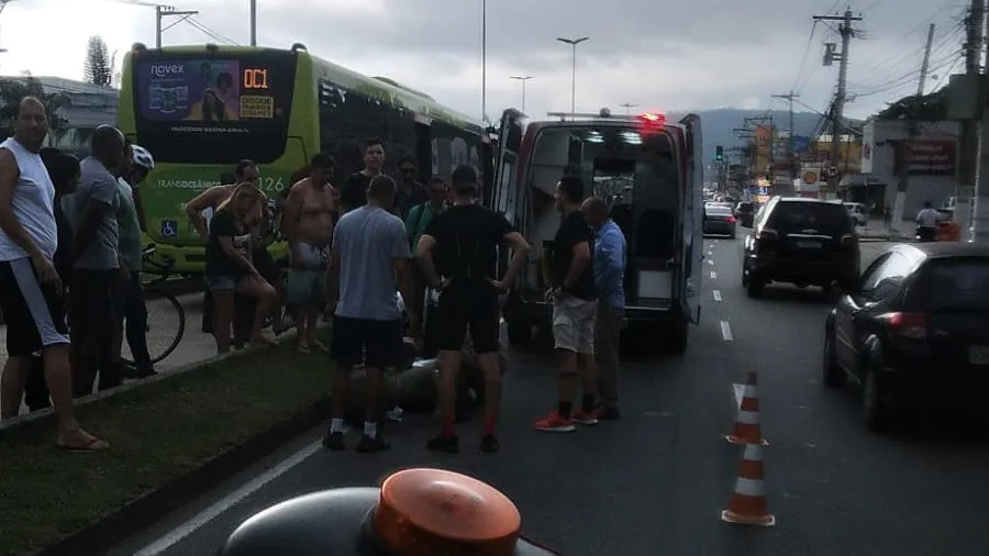 O aluno foi atingido na pista seletiva de ônibus na Estrada Francisco da Cruz Nunes