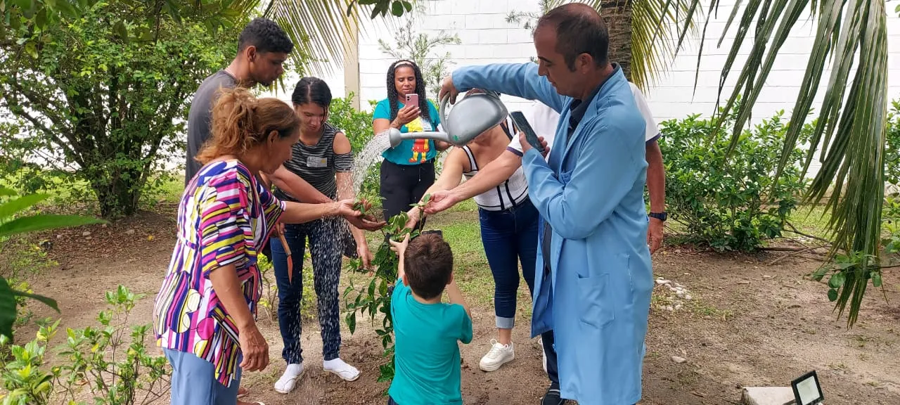 Familiares da menina plantaram uma árvore no 'Jardim do Doador' do Heat