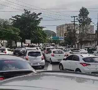 Avenida Jansen de Melo com trânsito congestionado causando reflexos no entorno
