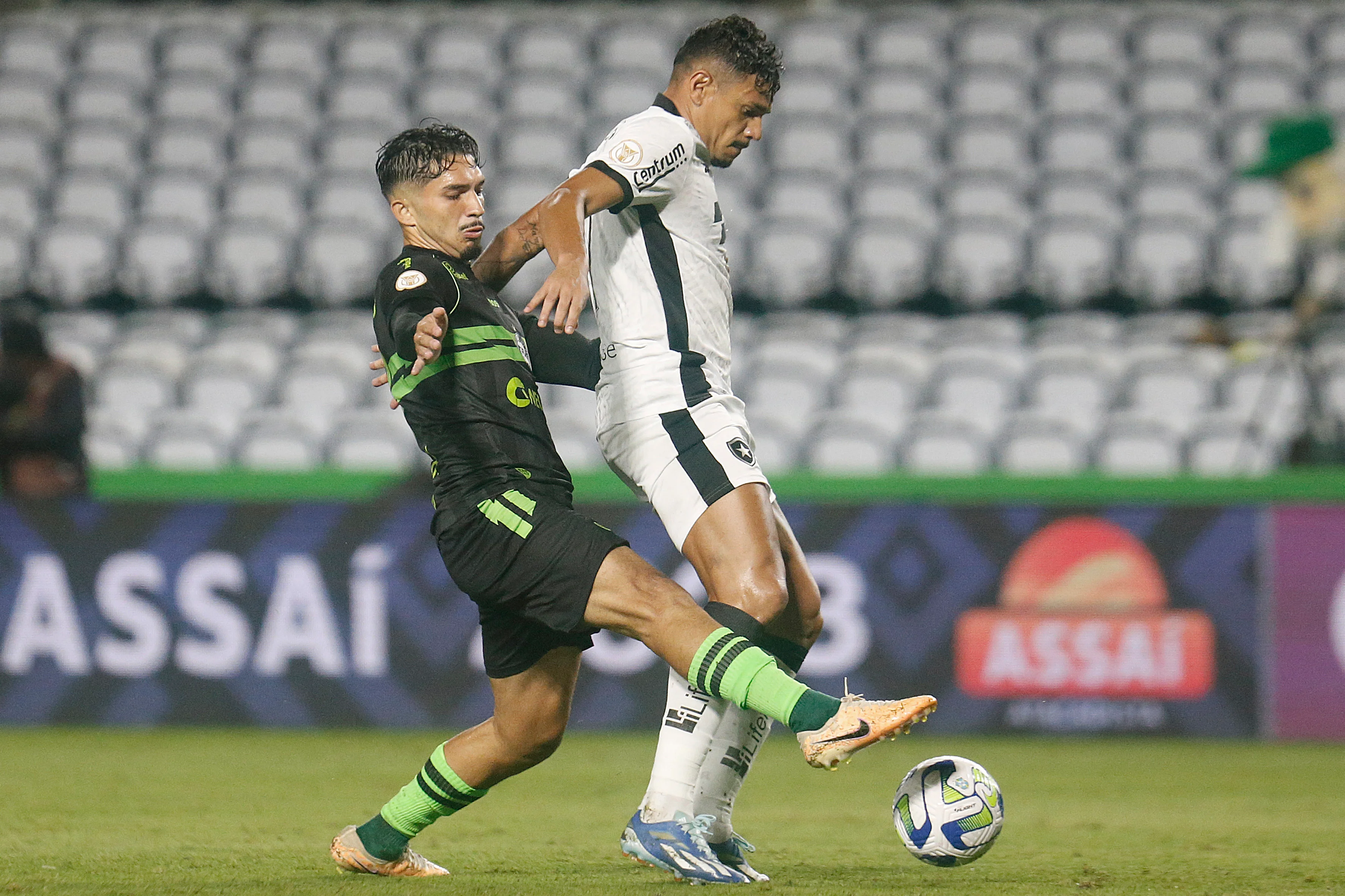Gol do Botafogo foi marcado por Tiquinho, em pênalti
