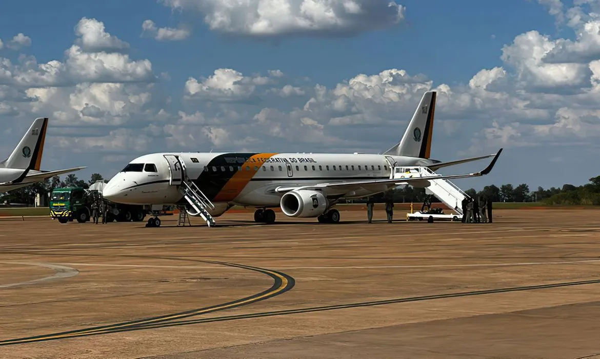 O avião irá para Roma, na Itália, de onde aguardará autorização para ir ao Egito