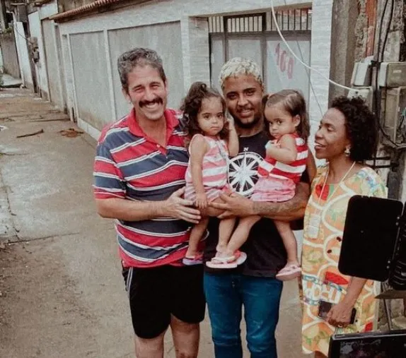 Marcos Vinicius resgatou uma mulher e duas crianças que estavam em um carro