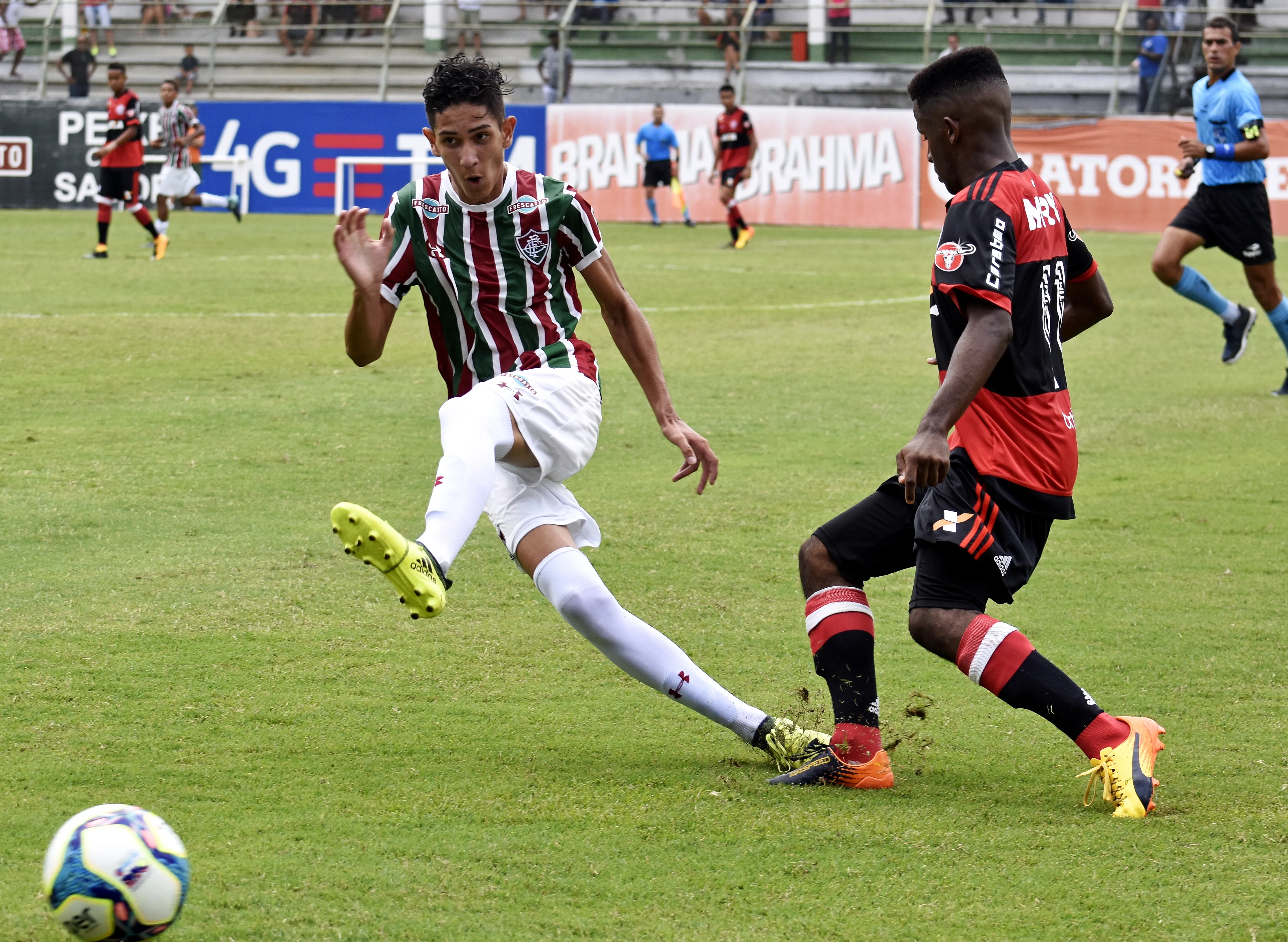 Fluminense e Flamengo disputam na primeira partida da semifinal neste sábado (9)