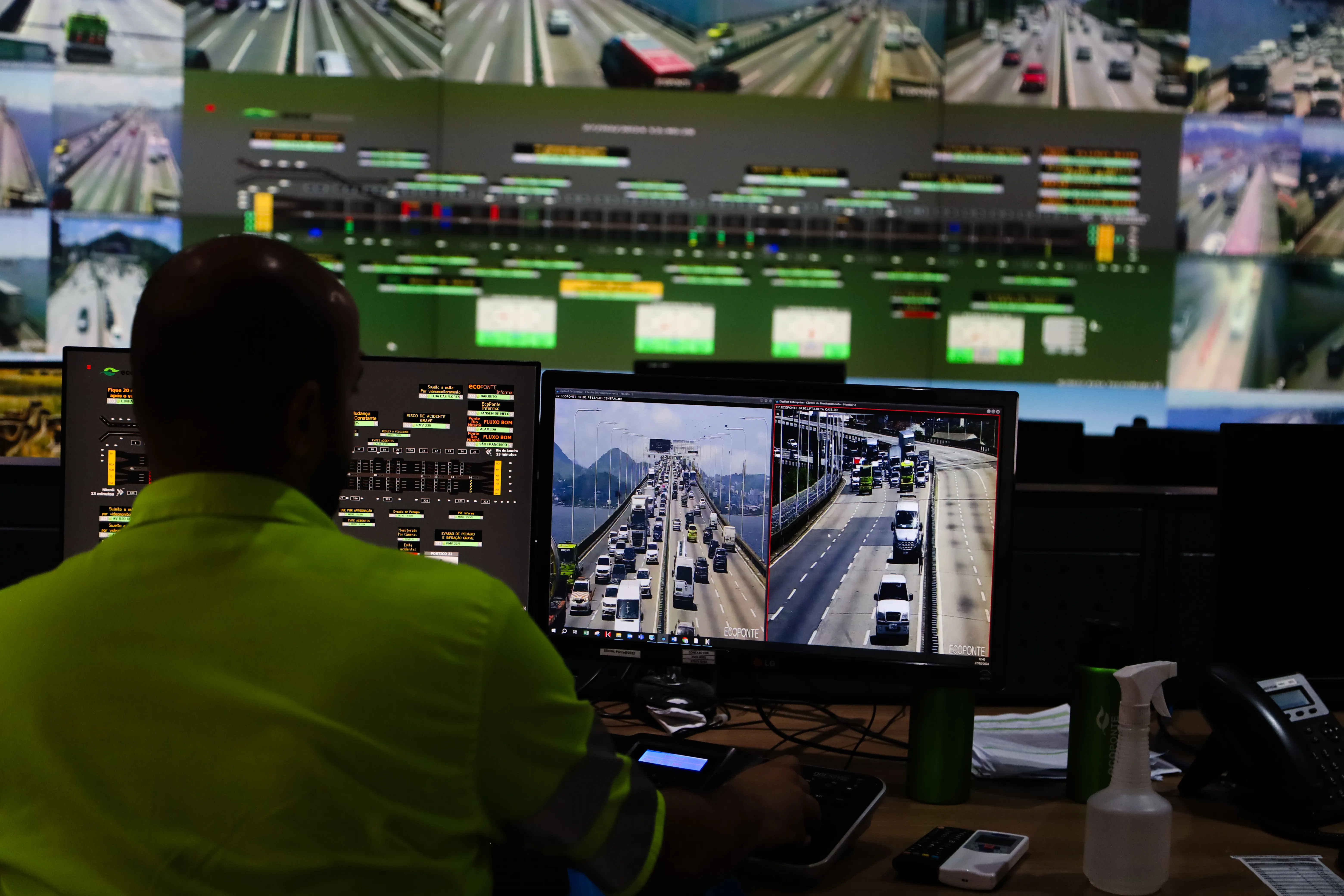 Central de Operações da Ponte conta com mais de 50 câmeras e equipe atenta às ocorrências diversas