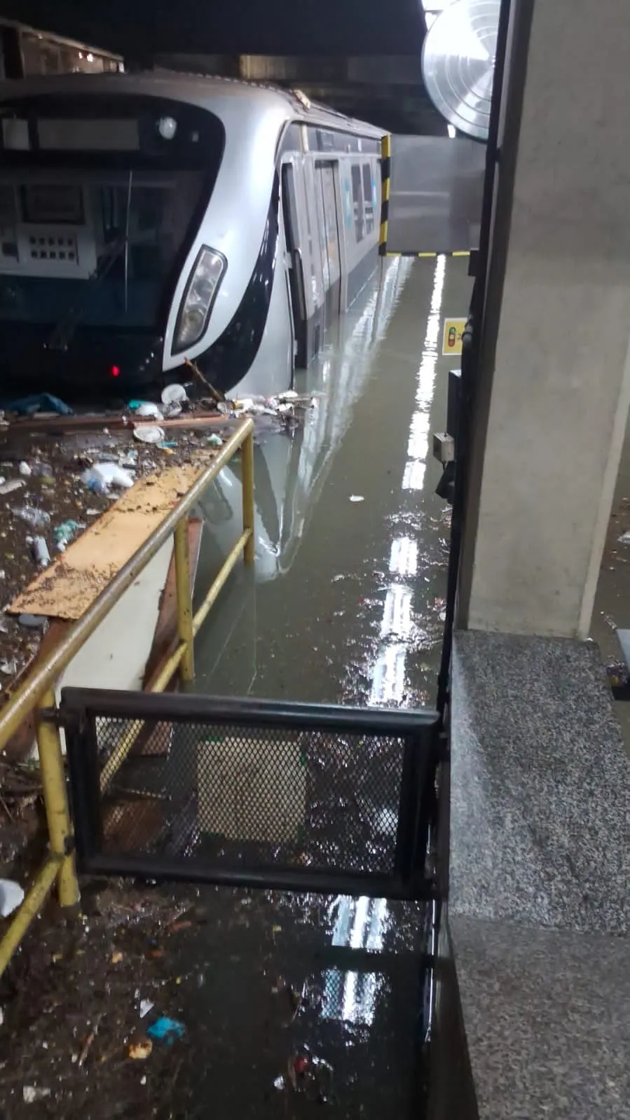 O metrô no Rio também foi inundado pelas águas do temporal