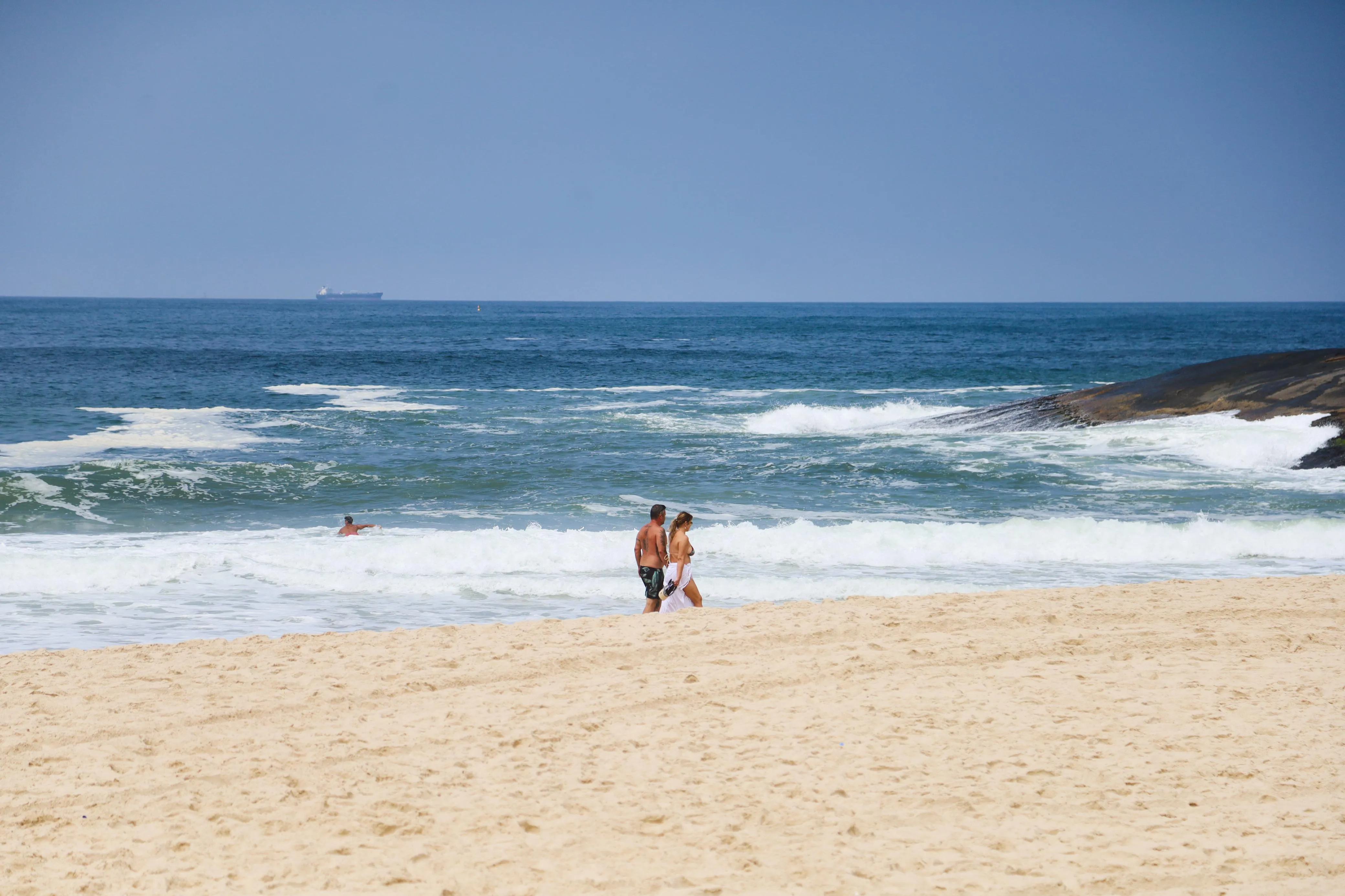 Banhistas curtem praia de Itacoatiara, em Niterói