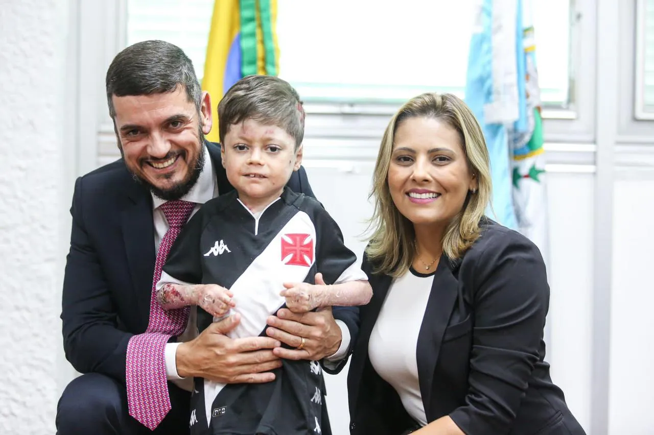Pequeno Gui, junto da mãe e Rodrigo Bacellar (PL), presidente da Alerj